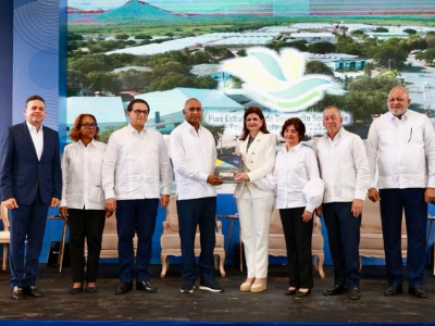 Con apoyo de la vicepresidenta Raquel Peña, Peravia presenta su Plan de Desarrollo 2025-2055