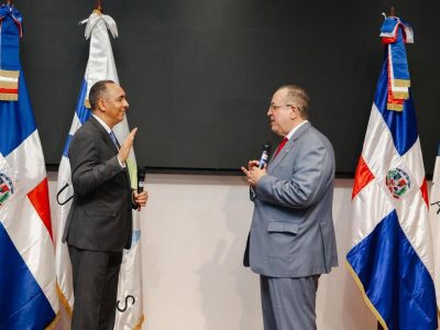 Magín Díaz juramenta a Nelson Arroyo como nuevo director de Aduanas