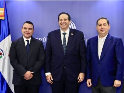 Víctor Atallah juramenta a Julio César Landrón como nuevo director del SNS