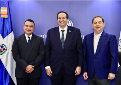 Víctor Atallah juramenta a Julio César Landrón como nuevo director del SNS