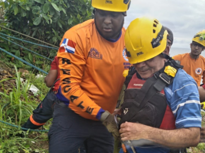 Rescatan a hombre que cayó al Mar Caribe mientras pescaba en la avenida España