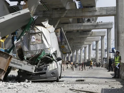 Dos fallecidos y un herido tras el colapso de una grúa en las afueras de Bangkok