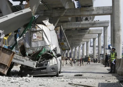 Dos fallecidos y un herido tras el colapso de una grúa en las afueras de Bangkok
