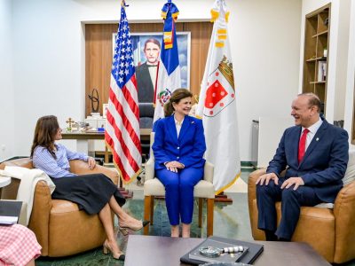 Alcalde de Santiago se reúne con embajadora de EE. UU. y la vicepresidenta Raquel Peña