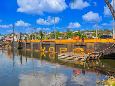 Obras Públicas cerrará por dos horas el puente flotante sobre el río Ozama este sábado
