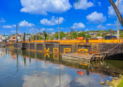 Obras Públicas cerrará por dos horas el puente flotante sobre el río Ozama este sábado