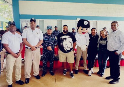 Policía Comunitaria reparte juguetes en orfanato de La Romana junto a DJ Khaled