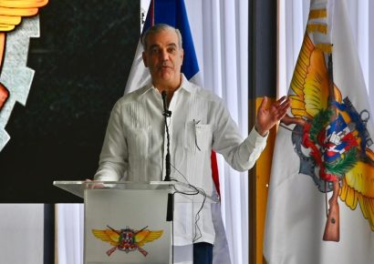 Abinader resalta ahorro y exportación con el primer vehículo blindado ensamblado por la Industria Militar Dominicana