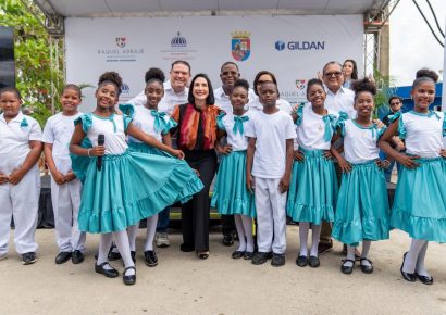Primera Dama y MICM inauguran parque infantil y campo de béisbol en Bella Vista en San Antonio de Guerra