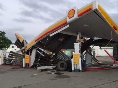 Conductor de camión pesado resulta lesionado tras chocar contra estación de combustible en Santiago