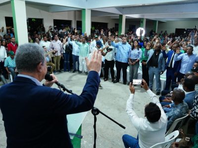 Leonel acusa al PRM de haber comprado elecciones con fondos de SeNaSa y anuncia obras prioritarias para La Cuchilla y Medina