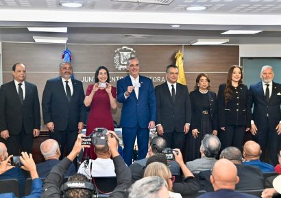 «Hay un cambio aquí, en la otra decía soltero y ahora casado»: la broma de Abinader al recibir su cédula