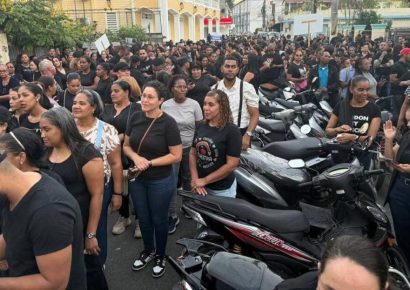 ADP Bonao finaliza paro de 72 horas con multitudinaria marcha hacia la Gobernación Provincial