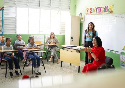 Primera dama Raquel Arbaje imparte clase de Moral, Cívica y Ética Ciudadana en escuela de Cristo Rey
