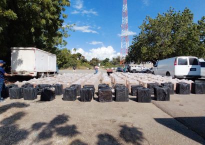 Dintel incauta 1.6 millones de cigarrillos ilegales en Navarrete, Santiago