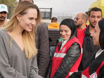 Angelina Jolie muestra solidaridad con la población de Gaza durante visita al cruce de Rafah