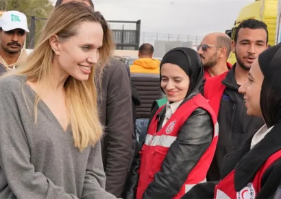 Angelina Jolie muestra solidaridad con la población de Gaza durante visita al cruce de Rafah
