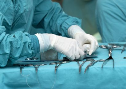 SNS reporta aumento de 34.3 % en cirugías realizadas en la red pública durante 2025