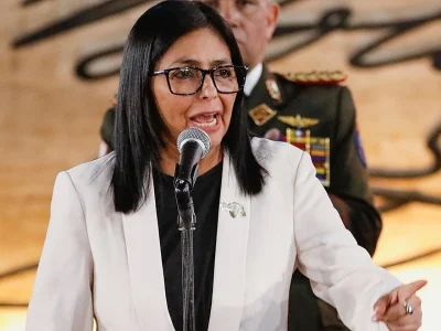 Delcy Rodríguez dice que si le tocara ir a Washington iría de «pie», pero «no arrastrada»