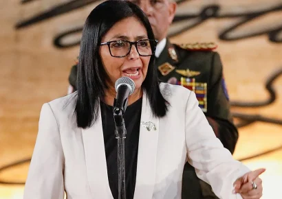 Delcy Rodríguez dice que si le tocara ir a Washington iría de «pie», pero «no arrastrada»