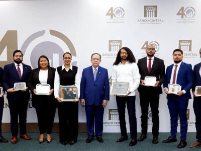 Banco Central reconoce el talento joven en la economía dominicana y celebra 40 años de su concurso emblemático