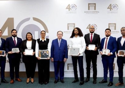 Banco Central reconoce el talento joven en la economía dominicana y celebra 40 años de su concurso emblemático