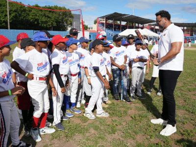 Más de 200 niños participan en clínica regional de béisbol en Baní