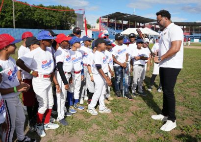 Más de 200 niños participan en clínica regional de béisbol en Baní