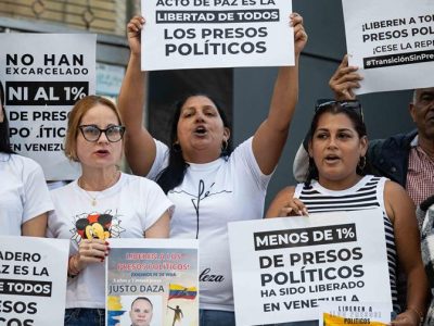 Familiares de presos políticos en Venezuela mantienen espera por nuevas excarcelaciones