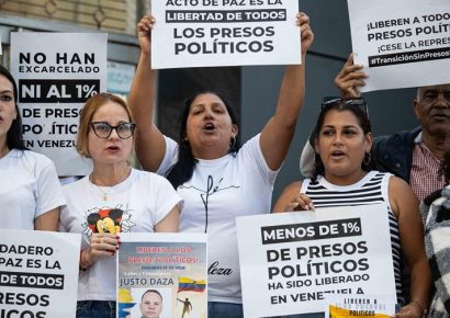 Familiares de presos políticos en Venezuela mantienen espera por nuevas excarcelaciones