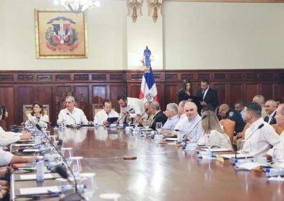 Luis Abinader lidera consejo de ministros extendido este domingo