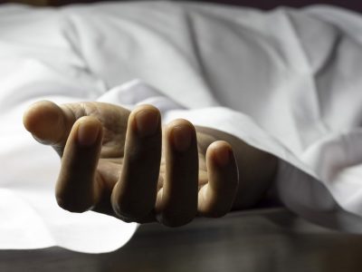 Hallan hombre muerto con signos de violencia en residencial Esmeralda, en La Vega