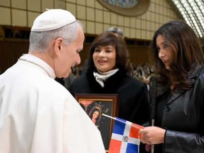 El Papa León XIV bendice a la soprano dominicana Janette Márquez en Roma con motivo del Día de la Virgen de la Altagracia