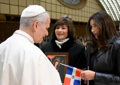El Papa León XIV bendice a la soprano dominicana Janette Márquez en Roma con motivo del Día de la Virgen de la Altagracia