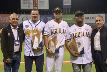 LIDOM entrega premios a Luis Urueta, Alberto Rodríguez y Gian Guzmán