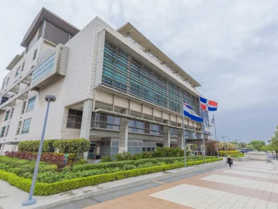 Fiscalía pide prisión preventiva contra teniente policial por muerte de joven en Santiago