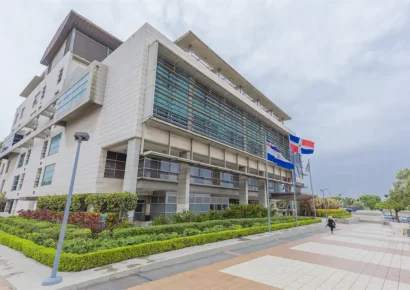 Fiscalía pide prisión preventiva contra teniente policial por muerte de joven en Santiago