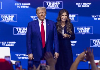 Trump ratifica su respaldo a Kristi Noem pese al aumento de la violencia en Minnesota