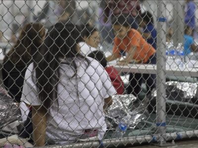 Jueza federal respalda límites del Gobierno de EE. UU. a visitas de congresistas a centros de detención migratoria