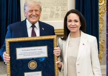 María Corina Machado entrega medalla del Nobel a Donald Trump en señal de gratitud por su apoyo a Venezuela