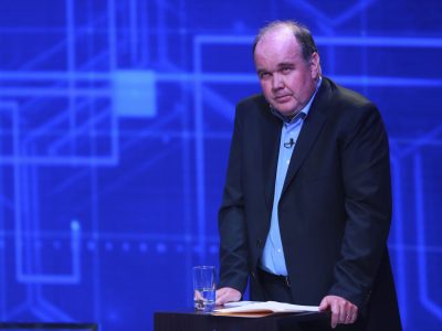 Candidato presidencial de Perú genera polémica con propuestas de DNI para fetos y cárceles en la selva