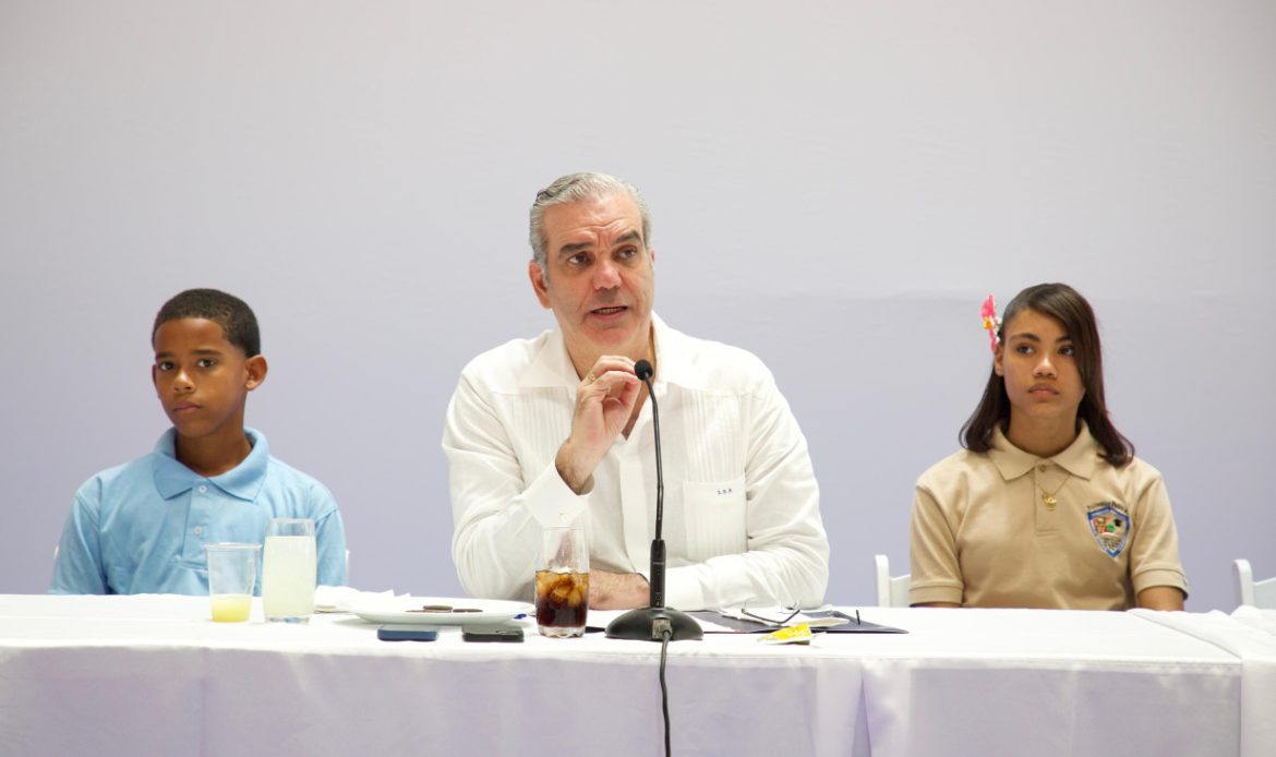 Abinader exhorta a la juventud a elegir carreras científicas y de idiomas ante creciente demanda nacional