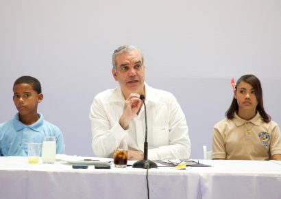 Abinader exhorta a la juventud a elegir carreras científicas y de idiomas ante creciente demanda nacional