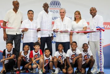 Presidente Abinader inaugura moderno techado multiuso en La Romana