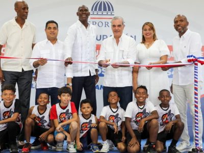 Presidente Abinader inaugura moderno techado multiuso en La Romana