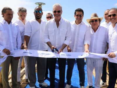 Presidente Abinader deja iniciados los trabajos del club de playa e inaugura muelle turístico del Atelón en isla Catalina