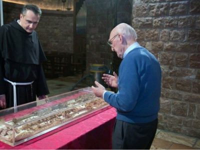 Asís expone por primera vez en siglos los restos de San Francisco por el 800 aniversario de su muerte