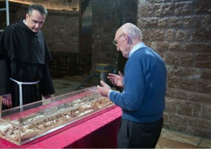 Asís expone por primera vez en siglos los restos de San Francisco por el 800 aniversario de su muerte