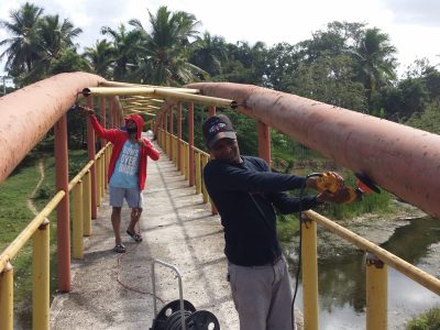 Autoridades garantizan transparencia en destino de materiales de puente peatonal en Batey Ginebra