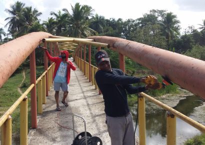 Autoridades garantizan transparencia en destino de materiales de puente peatonal en Batey Ginebra